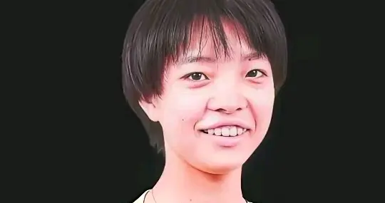 女团决赛，姚晨的“妹妹”惊现日本队替补席，咧着大嘴观摩孙颖莎