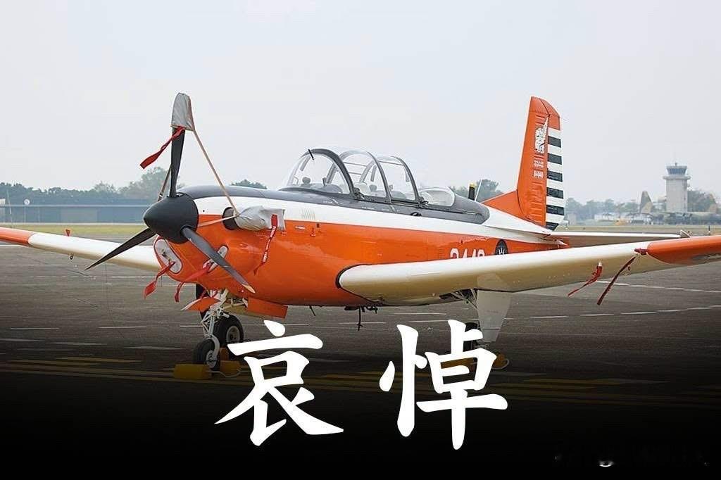 国民党立委罗智强今（2日）在脸书发文表示，为殉职飞官致哀！冈山基地的一...