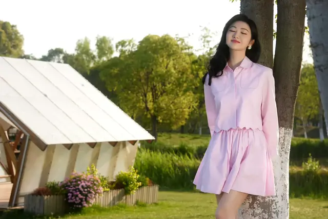 景甜粉色系服装风格甜美写真