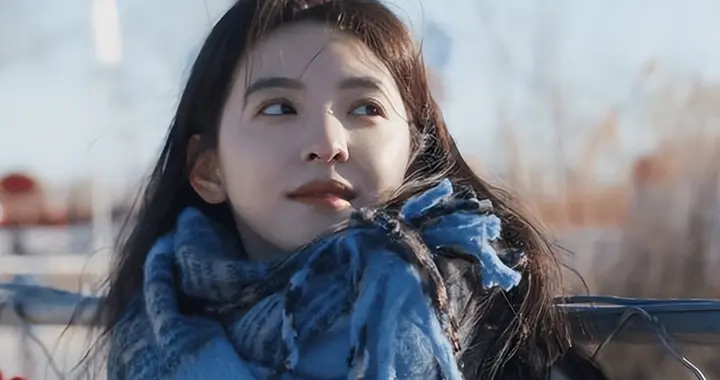 资本为何总捧章若楠，只因她踩中三个隐形规则，靠山终于藏不住了