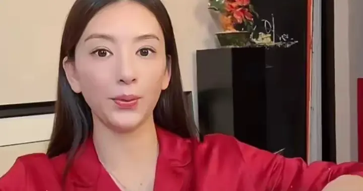 郭富城老婆方媛刚出月子就忙着赚钱，与温碧霞同台腰细腿长好美