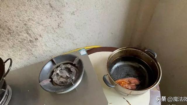 魔法微头条：宁波一男子炖肉后回房熟睡，被