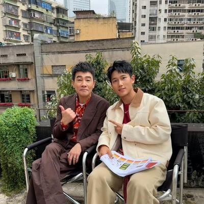 夜樱小录：59岁陈小春在重庆一家火锅馆子