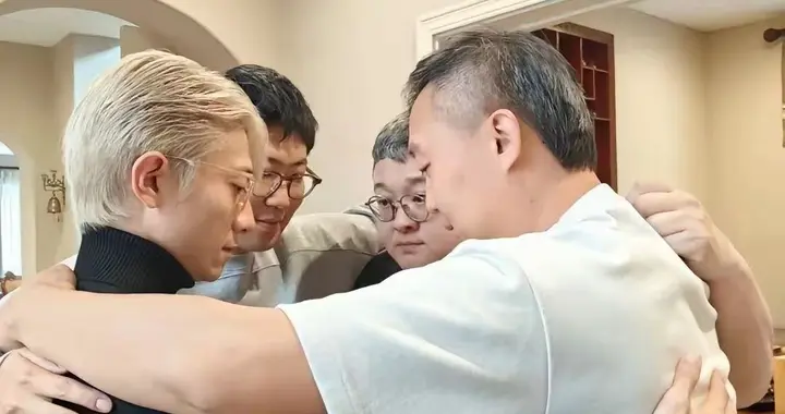 张一山跟发小聚会！新家又大又豪，别人都大叔了，他还像个小孩子