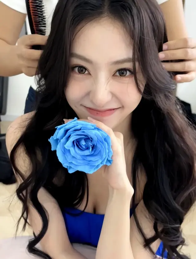 胡连馨今日蓝色心动瞬间美照