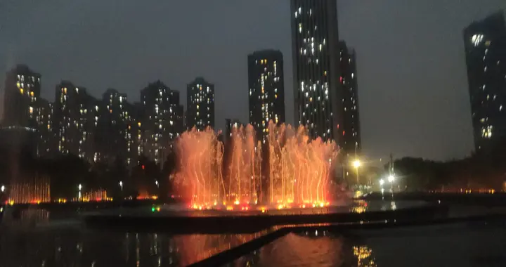 夜遇江城国博南喷泉 水舞盛宴
