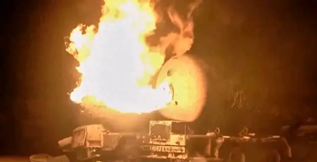 美国到底想干啥？74人烧死171受伤！胡塞报复：航母遭导弹攻击！