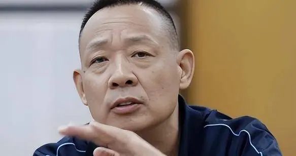 于东来被官媒公开点名，3个信号值得关注，商超行业迎来大变局