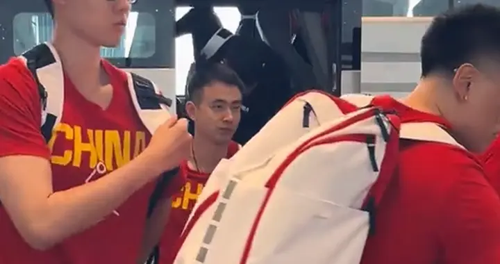 男篮赴海口备战热身！全队心情不错，三宁哈欠，焦泊乔搭肩崔永熙