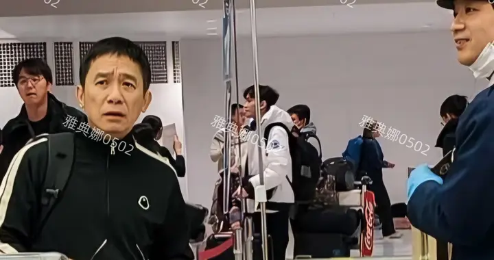 新千岁机场偶遇明星， 素颜的刘嘉玲和摘了墨镜的朝伟本人都不年轻