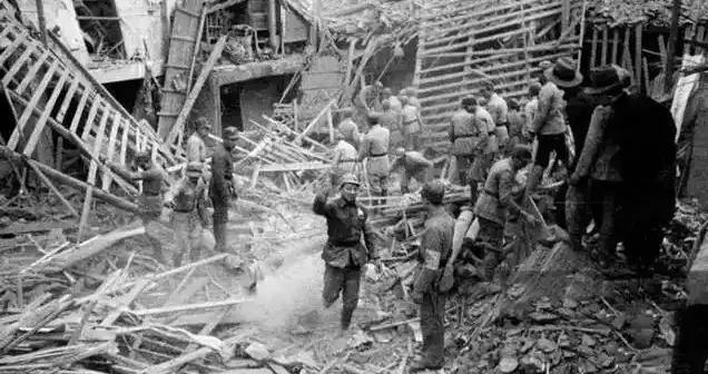 1979年，上级命令将敌国炸个底朝天，战士们连电线杆都不放过。