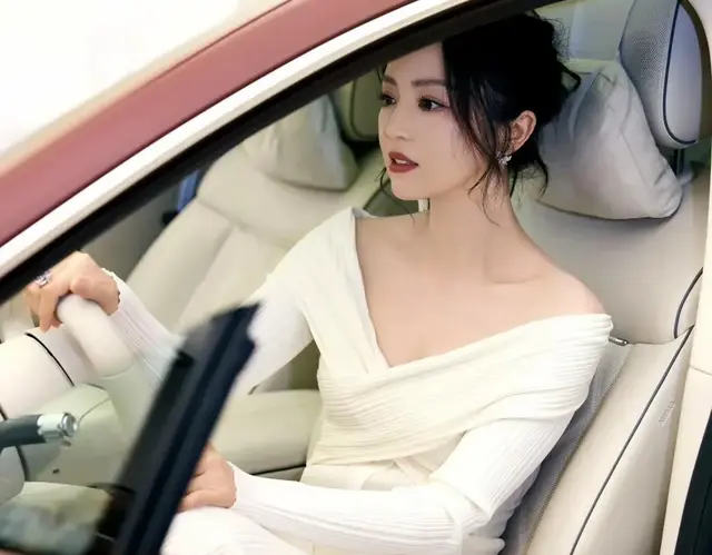 奇瑞风云T8智能电动汽车：动力新纪元，驾驭未来之旅