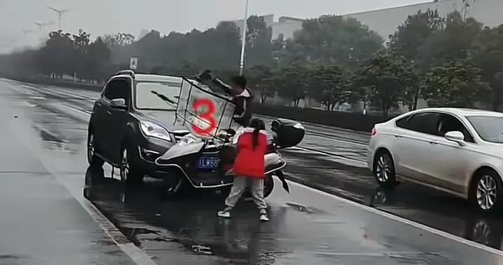 男子拿石头疯狂砸车，女儿在一边哭喊阻止，真相来了：是夫妻