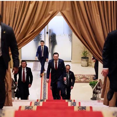 乾坤新视野：美硬气、伊不让、巴斡旋、以搅