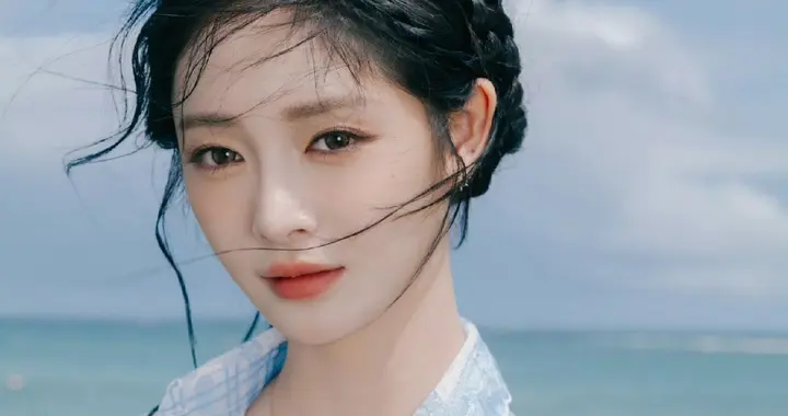 海风氛围感拉满！周洁琼公主纱裙随风起舞惊艳全场