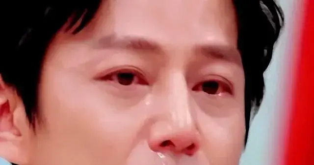 被最亲近的人“看见”丑陋，何炅的“完美人格”为何一夜崩盘？