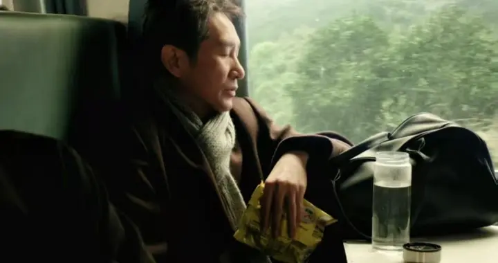 王劲松的绿皮火车 装着两代人的爱与时代温度