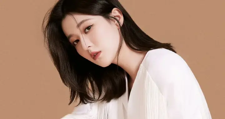 乔欣，白色妆造大长腿，高挑柔美