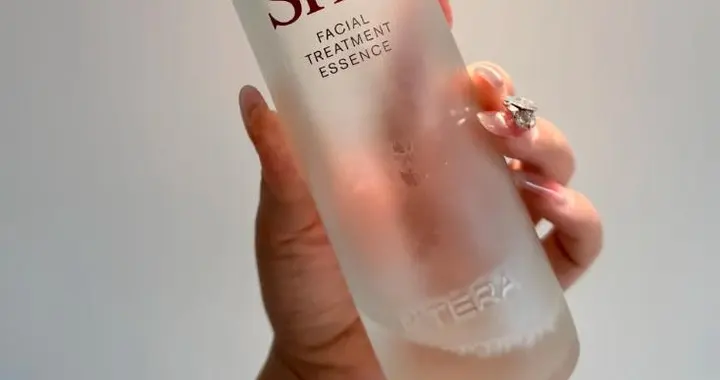 混油皮用什么精华不油不干？按功效对症选，总有一款适合你