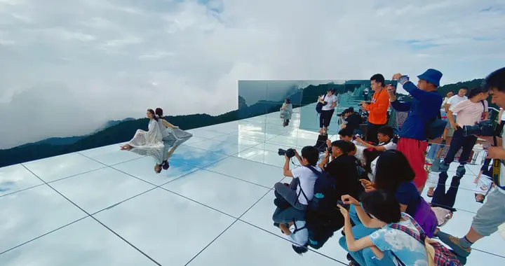 为什么现在经济不景气，大家反而越来越热衷于出去旅游了？