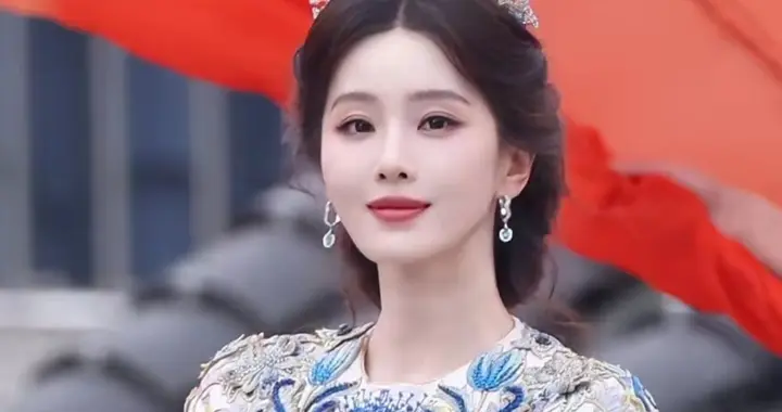 刘诗诗演绎：蓝金礼裙下的古典华章