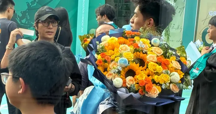 50岁陈坤现身侄子毕业典礼！18岁侄子长相帅气，1.9米身高很出众
