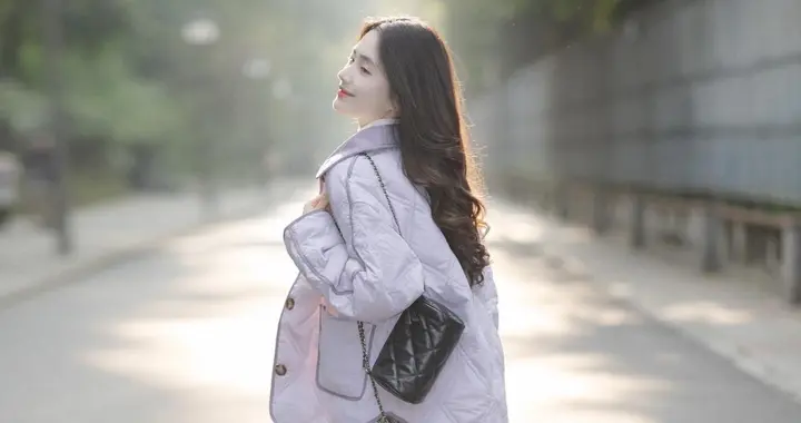 会打扮女人就是不一样，紫色棉服+白色打底衫+格纹短裙，清新脱俗
