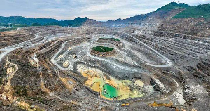 AI与能源转型推高需求，铜价逼近12,000美元关口