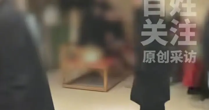 太可怕！男子闯入女浴室，理由竟是殴打媳妇！店员还辱骂受伤顾客