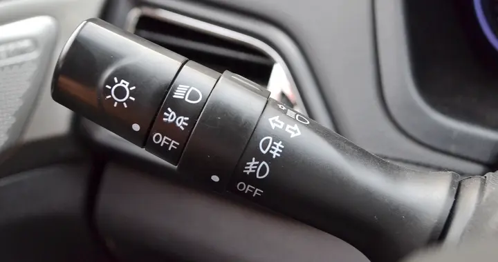 晚上跑高速开远光灯还是近光灯？很多人都搞错了