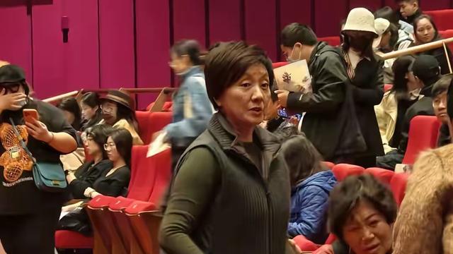 乐天派孙大聖：人老了也要打扮打扮啦哈哈！