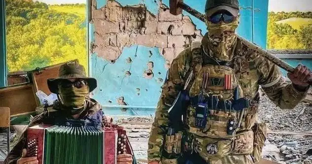 为什么俄罗斯放着几十万的正规军不用，却大量使用雇佣兵？其实俄罗斯不是放...