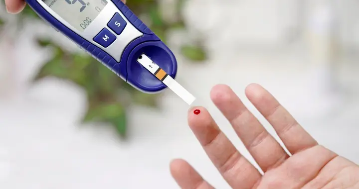家用血糖仪测出来的数字准吗？这3个操作细节，差一个就白测了