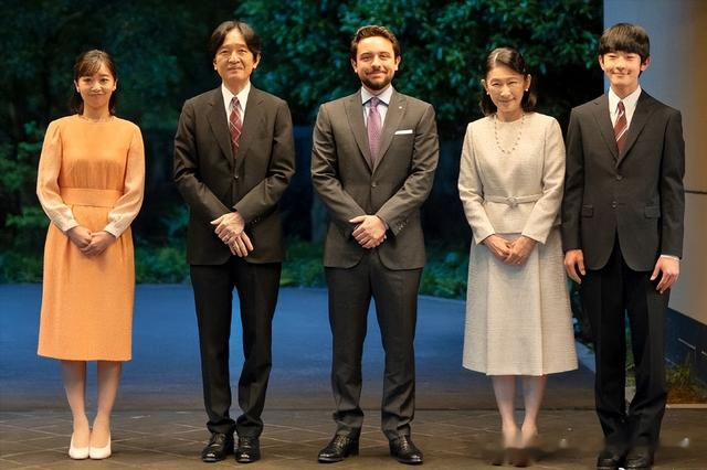 纪子妃全家招待约旦王储！30岁佳子穿橘裙甜美，18岁悠仁首挑大梁