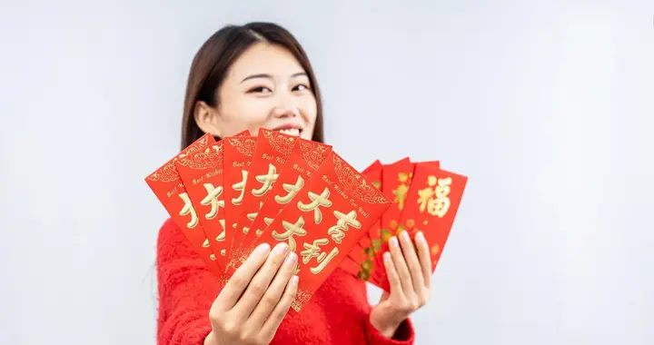 儿媳给我发过节红包，我不好意思收，亲家母说：收红包才是好婆婆