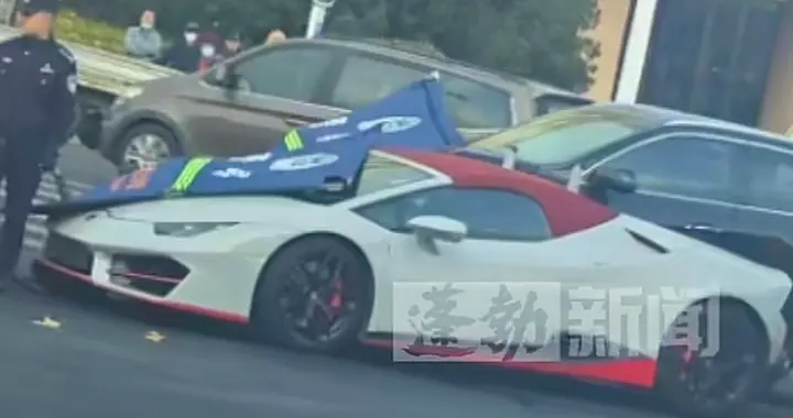 临牌兰博基尼撞车后续：交警介入，两车受损严重