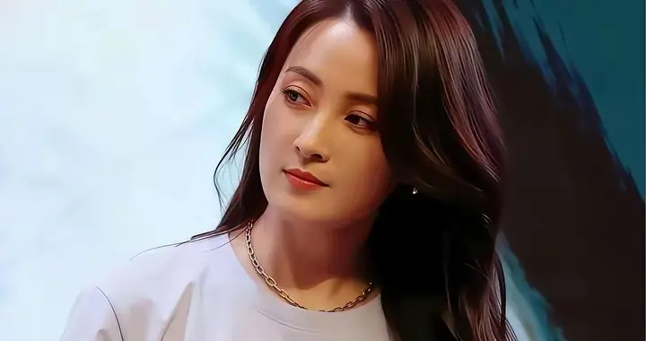 50岁蒋勤勤一张生图，全网炸了。不是老，是壮！