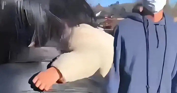 郑爽完全变样了！抱孩子当街和张恒一家吵架，头发白了穿搭很邋遢