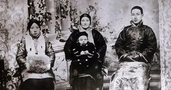一个尼姑还俗，改嫁大22岁的财主，生下一个名震国内外的总统
