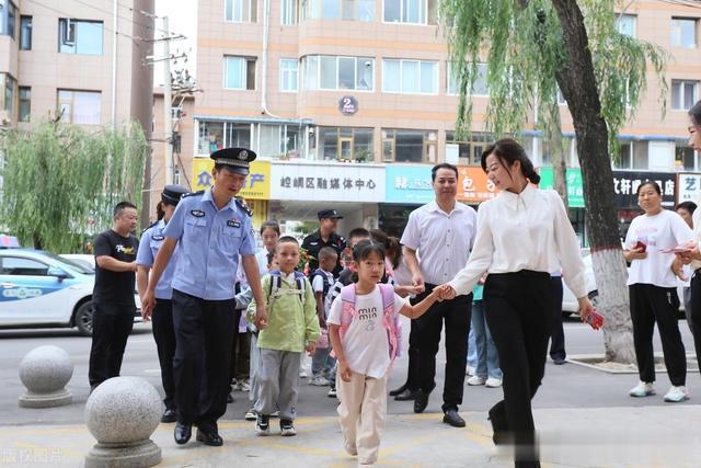 甘肃崆峒：交警辛辛苦苦等开学