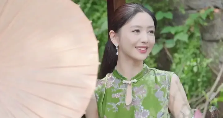 佟丽娅现身黎里古镇 绿旗袍坐乌篷如古韵画中人