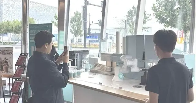 重磅升级！上海 AI 6S 首店落地全球第七代 COFE + 机器人咖啡馆