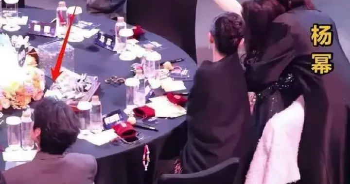 爱奇艺尖叫之夜，杨幂与小酒窝合影，魏大勋刻意躲避，两人零交流