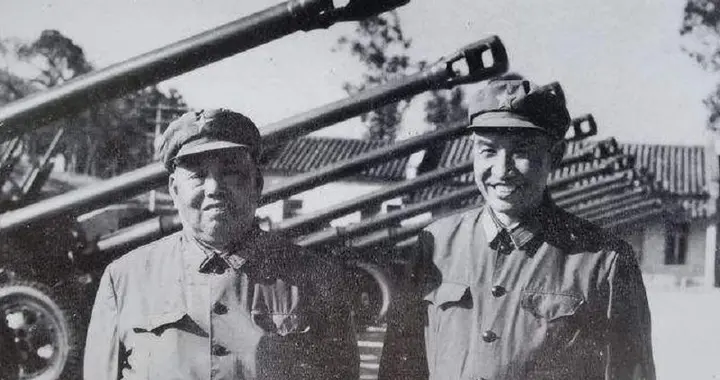 小黑伢带信到济南军区大院，警卫员拦住：我要找爸爸许世友！