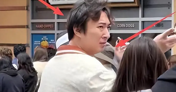 王思聪带女友度假，状态十分糟糕，满头白发、穿着潦草差点认不出