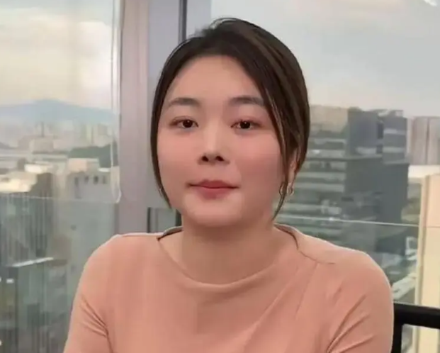 劳斯莱斯女车主开直播，老公首次露面，被吐槽“平亿近人”