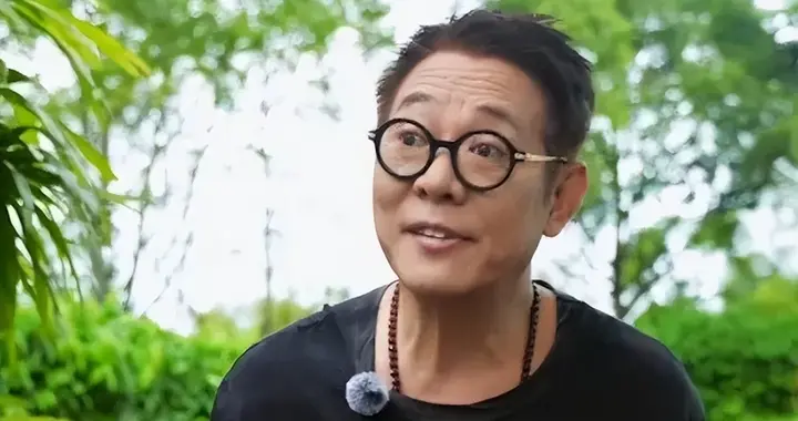 入院切除肿瘤后突然颜值回春被质疑花巨款换心换血不得不出面辟谣