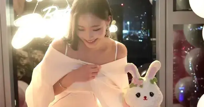 小S二女儿晒18岁生日照，穿白色吊带长裙很成熟，爸妈奶奶出镜