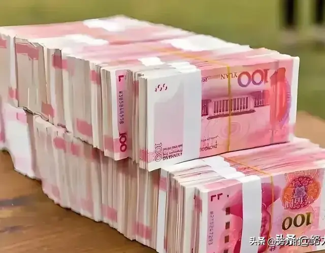 如果存款人身故了，账户里有50万，银行会主动通知家属吗？