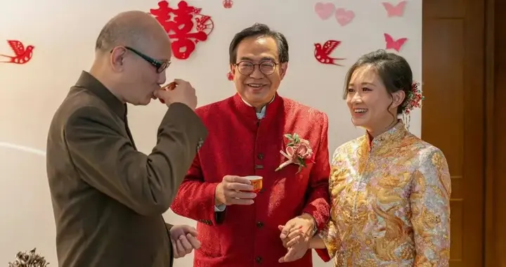 32岁香港演员晒结婚照片，73岁丈夫向小10岁岳父敬茶，翁婿是好友